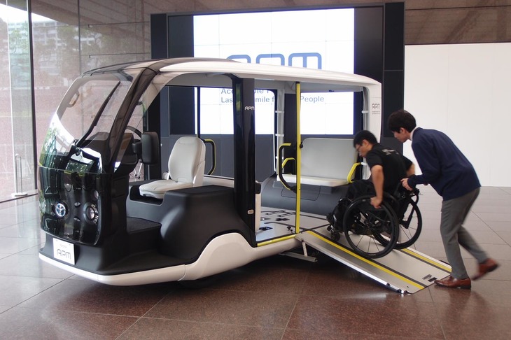 車いすに乗ったまま乗車できる。アプローチするためのスロープは、「APM」のフロア下に収納されている。