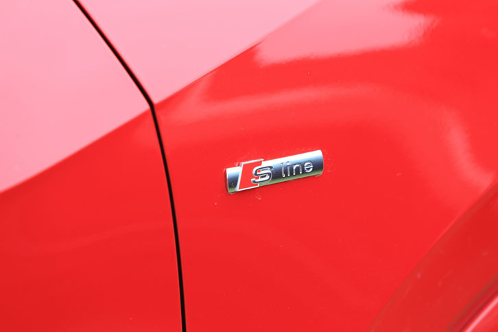 限定車「Q2ファーストエディション」には、通常は設定のないドレスアップオプション「S lineパッケージ」が与えられる。写真は、フェンダー部分のエンブレム。