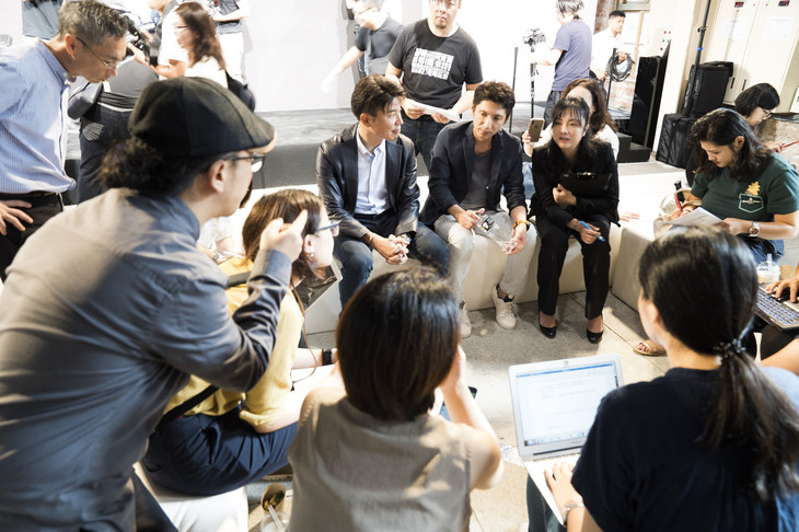 囲み取材を受けるヤマハの高橋氏と山口氏。通常、こうした新車発表会では個別取材が行われるのだが、今回は各メディアからの要望が多く、合同での囲み取材になったという。