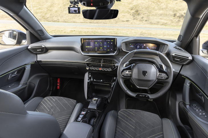 ダッシュ中央のタッチスクリーンは3サイズアップの10インチに。内部のソフトウエアも「308」などと同じ最新世代になった。