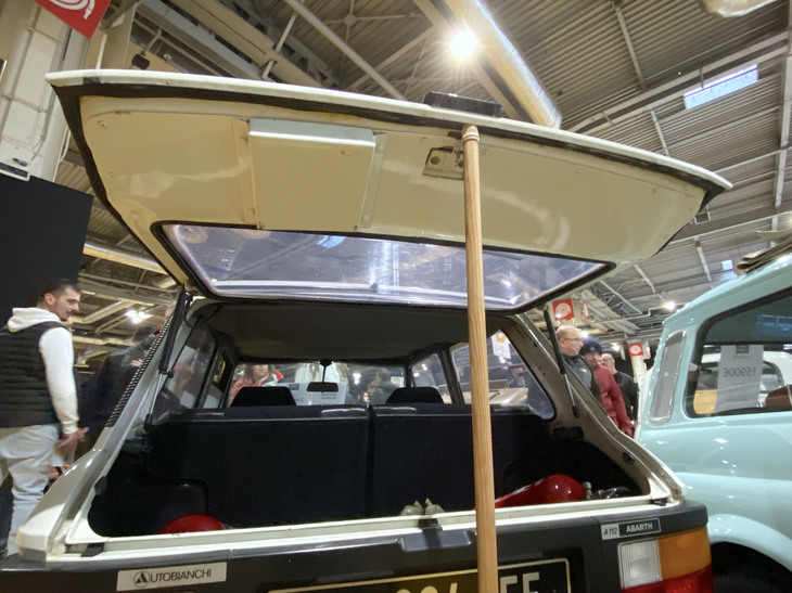 テールゲートの内側にも入念な補強が施されている。「つっかえ棒」は、あまりの重さに通常のダンパーでは支えきれないためであろう。