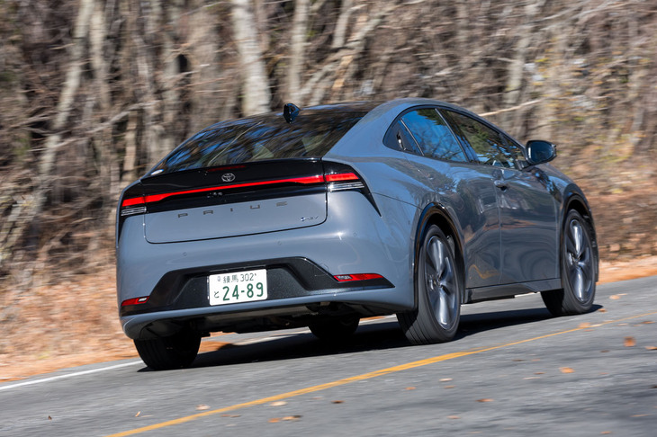 スーパーカールックの「プリウス」ではあるが、こうして眺めるとスーパーに生まれ変わったのは窓から上だけだ。