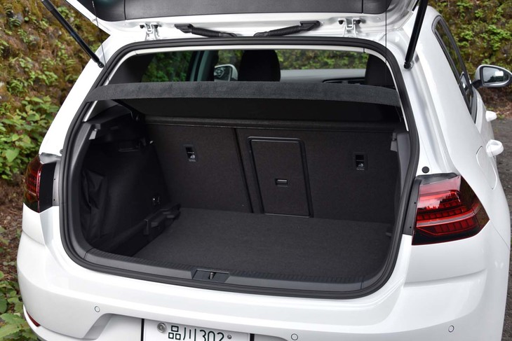 5人乗車時の荷室容量は380リッター。中央には長尺物を積むためのスキーホールが設けられている。