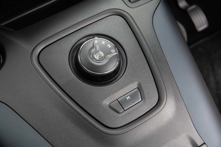 トランスミッションはアイシン・エィ・ダブリュ製の8段AT「EAT8」。センターコンソールにはダイヤル式のシフトセレクターが備わる。