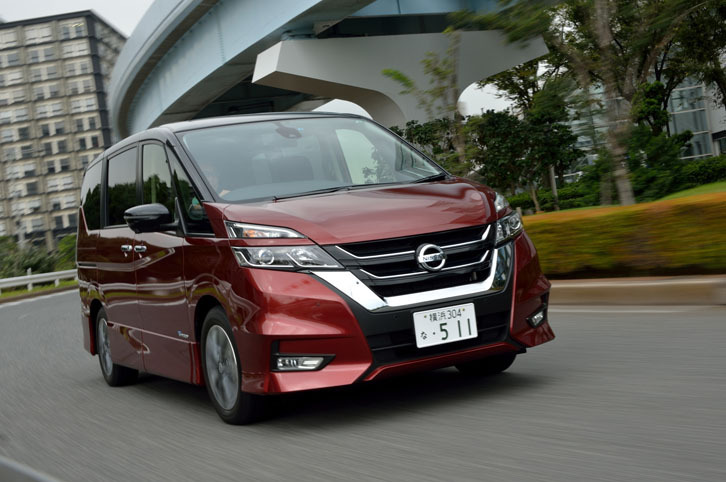 これまでのモデルに比べ、押し出し感が強調された5代目「セレナ」。フロントには、現代の日産車を象徴する「Vモーショングリル」が与えられる。