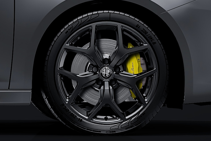 18インチサイズの「ダイナミックデザイン」アルミホイールが装備され、ブレンボ製ブレーキキャリパーもイエローとなる。