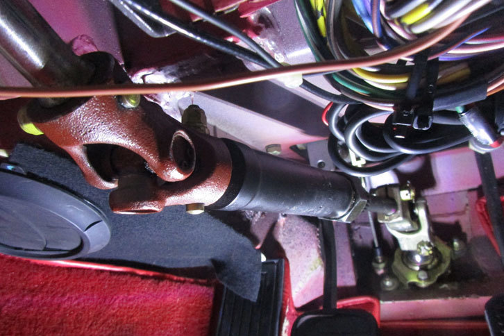 「フェラーリ328GTS」のステアリングシャフトのユニバーサルジョイント。