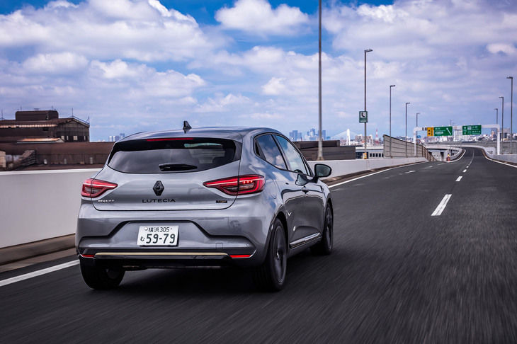 ブリリアントブラックのリアエンブレムとウォームチタニウムリアバンパーフィニッシャーで差異化された「ルーテシアE-TECHエンジニアード」のリアビュー。ボディーカラーは同車専用の新色として導入された写真の「グリシストM」と、「ノワールエトワールM」の2種類から選択できる。