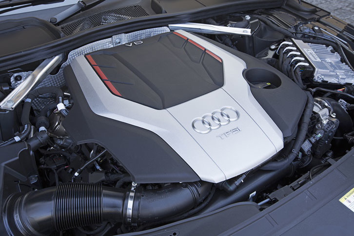 「Sモデル」に搭載される3リッターV6ターボエンジン。354psの最高出力と500Nmの最大トルクを発生する。