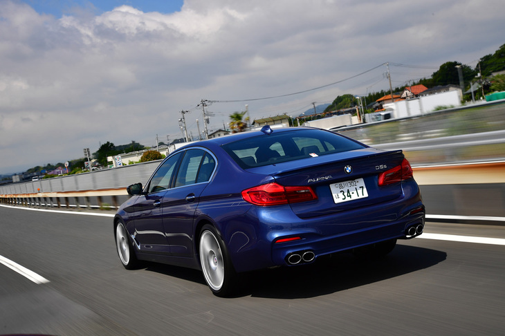 試乗車のボディーカラーは「アルピナ・ブルー」。