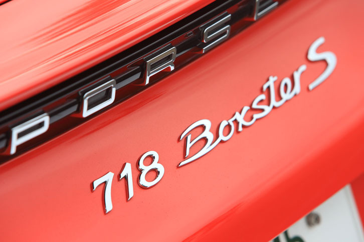 「718ボクスター」には、2リッターフラット4ターボ（300ps）搭載の標準型と、2.5リッターターボ（350ps）の「S」モデルがある。試乗車は後者。車両価格は904万4000円（PDK仕様）。