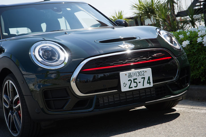 フロントグリルを横断する赤のラインがスポーティーさを強調する。エアロパーツも専用デザインのものを装備する。