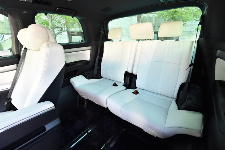 3列目シートの定員は3人。中央席のヘッドレストは、荷室フロア下の専用スペースに収納できる。