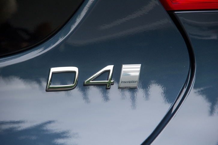 テールゲートに装着された「D4 Inscriptopn」のバッジ。今回のマイナーチェンジでは、スポーティーな「R-DESIGN」以外のグレード名称も変更となり、下から「キネティック」「モメンタム」「インスクリプション」となった。
