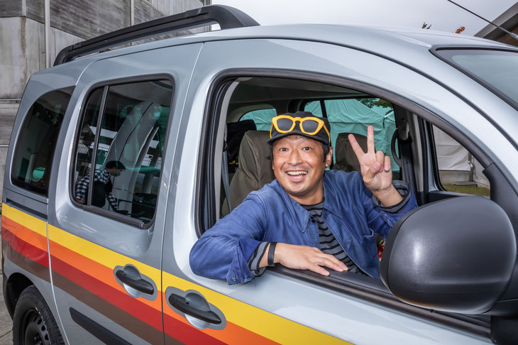 ステージ上で愛車を披露した安田大サーカスの団長安田さん。「この日に合わせて、マグネットシートでボディーサイドをロードバイクと同じ色にカスタマイズしてきました」と「カングー」への愛をアピールした。