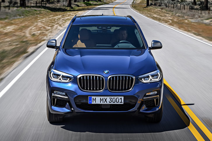 新型「X3」では先進安全装備もアップデートされており、全車速に対応したアダプティブクルーズコントロールや衝突回避・被害軽減ブレーキ、渋滞時にステアリング操作を支援する「ステアリング＆レーンコントロールアシスト」などが用意される。