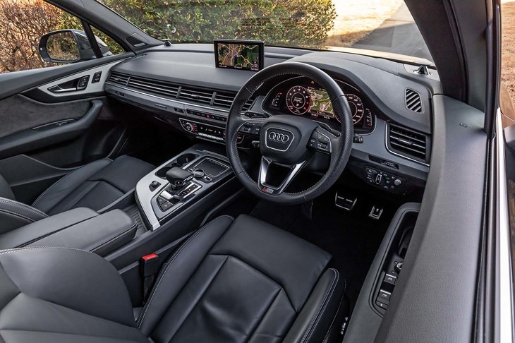 アウディらしいと思えるシンプルで緻密なインテリア。インフォテインメントシステムは、今となってはひと世代前のもので、マイナーチェンジではインテリアデザインと共にリファインされるはずだ。