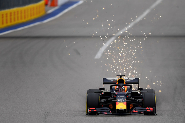 3戦前のベルギーGPで「スペック4」を投入したばかりのホンダは、レッドブル、トロロッソ4台すべてに新しいICE（V6エンジン）を載せ、各車グリッドペナルティーを受けることに。これで次の日本GPにフレッシュなパワーユニットで臨めることとなったと同時に、今季残りのレースをペナルティーなしで戦えるという算段だった。フェルスタッペン（写真）のレッドブルは初日こそ好発進を決めたものの、予選ではポール争いに絡めず4位、5グリッド降格で9番グリッドからのスタート。レースでは順調にポジションを上げるも、メルセデス、フェラーリの後ろに追いついてからはオーバーテイクも止まり、結果4位。（Photo=Red Bull Racing）