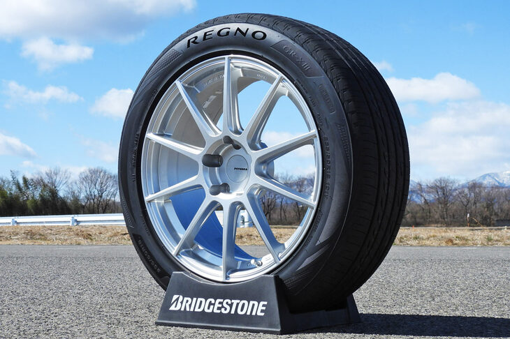「レグノGR-XIII」は、先進運転支援技術の普及や、電動化による車両重量の増加、ユーザーのライフスタイルの多様化、環境意識の高まりなどによる、クルマやタイヤに求めらる性能や価値観の変化を受けて開発された新商品である。