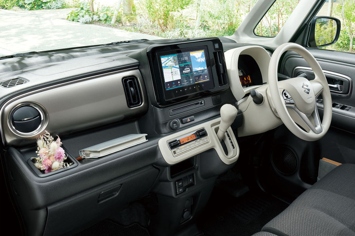 特別仕様車「ワゴンRスマイル ハイブリッドSリミテッド」のインテリア。チタニウムグレーのインパネカラーパネルが採用される。