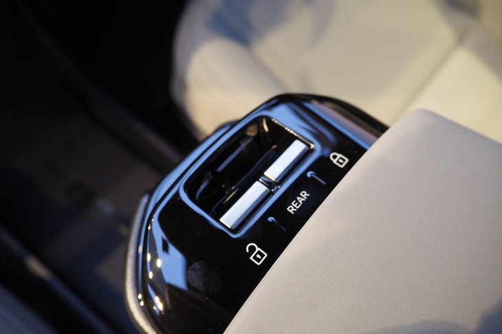 ボルボEX30クロスカントリー（用品装着車のパワーウィンドウスイッチ）