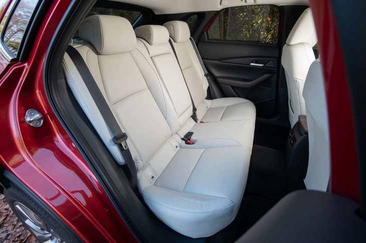 リアシートの背もたれは60：40の分割可倒機構を備えている。この写真ではそれほど広く見えないが……
