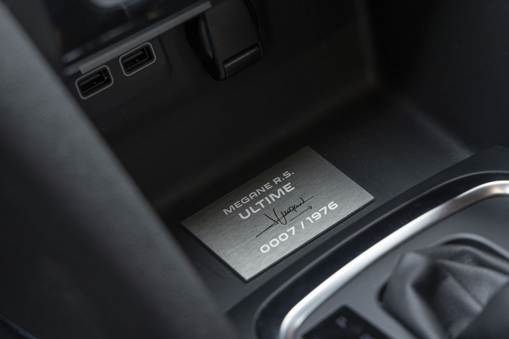 センターコンソールには開発ドライバーであるロラン・ウルゴン氏のサインと車両のシリアルナンバーを刻んだプレートが貼られる。