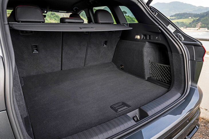 リアのラゲッジスペースの容量は526リッター。後席は4：2：4の3分割可倒式で、これをたたむと最大で1529リッターの積載スペースが得られる。また、フロントにもボンネット下に64リッターのトランクが備わる。