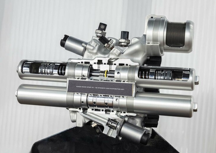 「レンジローバー・スポーツSV」には、急な加減速時やコーナリング時においてもピッチングやロールを抑えられる「6Dダイナミクスエアサスペンション」が装着される（写真はそのシステムの一部）。