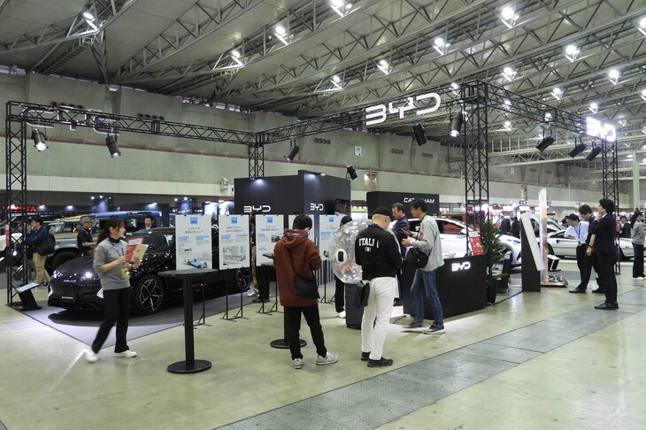 「オートモビル カウンシル2025」より、BYDの展示ブースの様子。