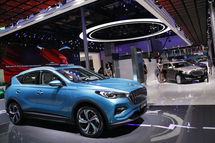 EV仕様である「紅旗E-HS3」。右奥のマイバッハを想起させる2トーンの展示車は「H7」。