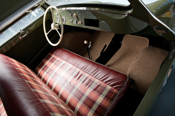 「フルダモビル・タイプS」のドアは後ろヒンジで後方に向かって開くタイプ。写真の車両は1950年代の生産車両と同じチェック柄表皮を用いてレストアされ、オークション出品時の仕上がりは、新品同様であったという。