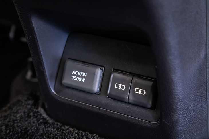 NX450h＋“バージョンL”（後席用アクセサリーコンセント）