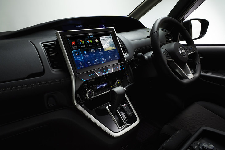 10V型の大画面が特徴の「車種専用サイバーナビ」。装着可能スペースの関係で、現在のところトヨタの「アルファード」「ヴェルファイア」「ノア」「ヴォクシー」「エスクァイア」「ホンダ・ステップワゴン」「日産セレナ」に装着可能。写真はセレナで、型番は「AVIC-CE902SE」。末尾の2文字が車種を表す。
	オープン価格（すべて実勢価格24万円前後）