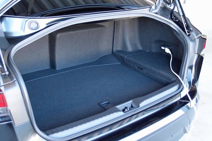 開口部の大きなトランクルーム。右側の側壁には、AC100V（1500W）のコンセントが備わっている。