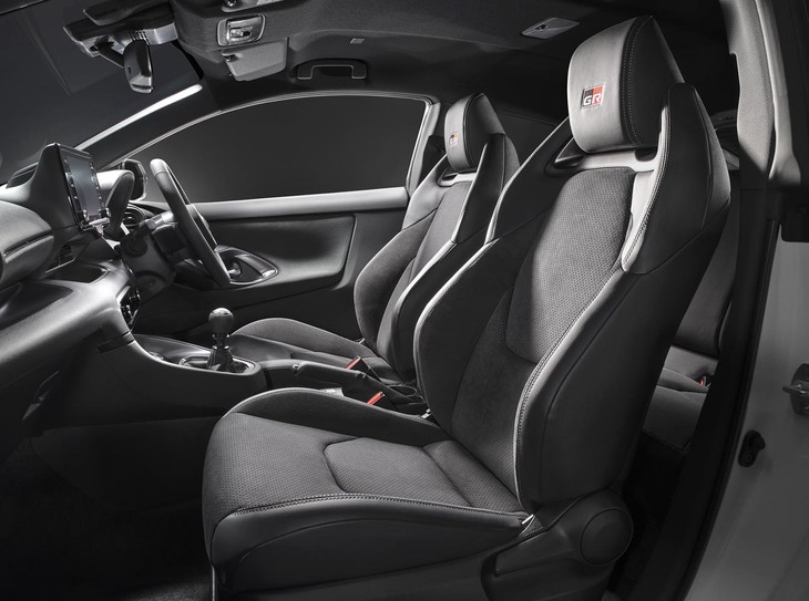 サイドサポートが大きく張り出した「GRヤリス」のスポーツシート。狭小なスペースではあるが、後席も用意されている。