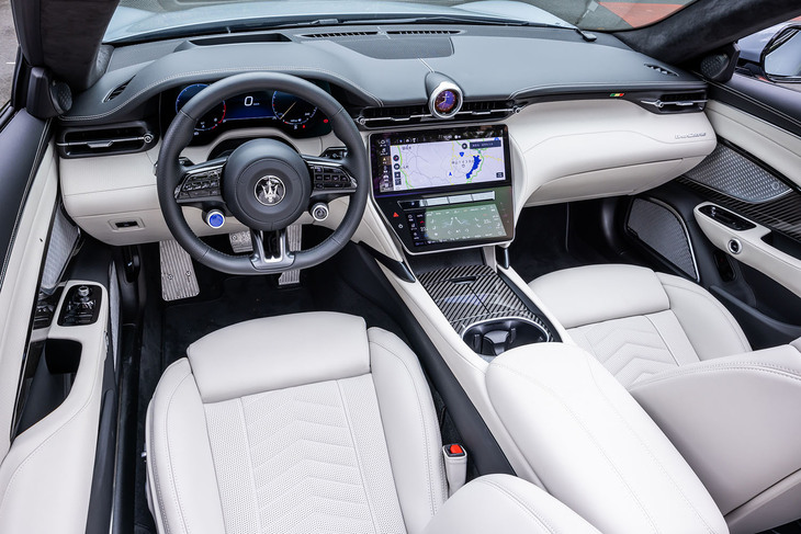 12.2インチの液晶メーターパネルに、12.3インチと8.8インチのタッチ式液晶パネルを組み合わせた先進的なイメージのインストゥルメントパネルは、最新のマセラティに共通するテイストでデザインされている。軽量スポーツペダルとアルミフットレストは、オプションの「スポーツデザインパッケージ」に含まれるアイテム。