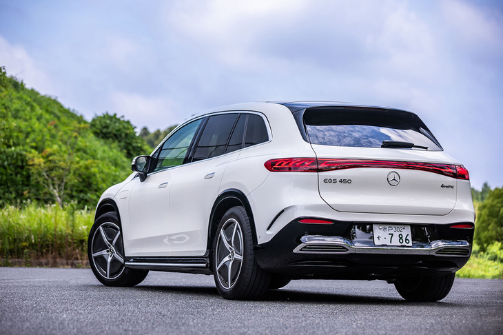 ボディー面に格納されるドアハンドルや真一文字のリアコンビランプなど、これまでのEQモデルに共通するディテールを「EQS SUV」にも採用。リモコンキーを持って車両に近づくと、ドアハンドルは自動的にせり出してくる。