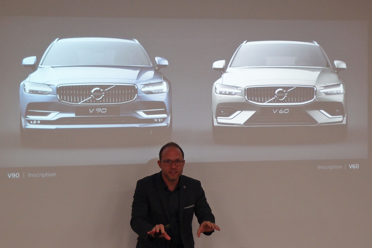 「V90」（写真左）と「V60」（同右）のスライドを前に、デザインの共通点と相違点を解説するメイヤー氏。後発のV60の方がより洗練されていると説明する。