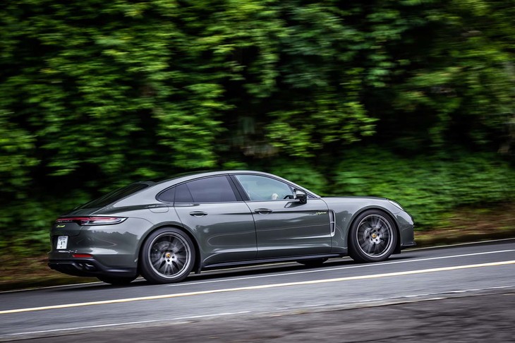 今回は340kmほどの道のりを試乗。燃費は満タン法で9.7km/リッター、車載の燃費計で10.2km/リッターを記録した。