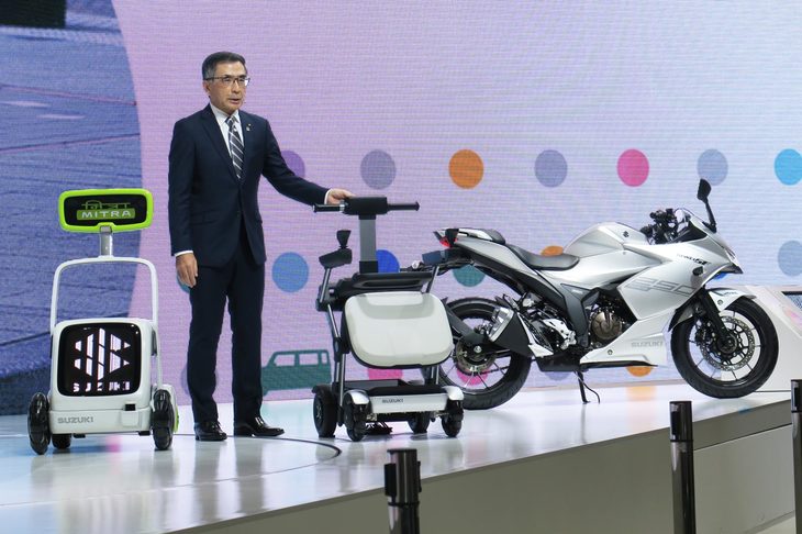 左から、「ミトラ」と「クーポ」、250ccの二輪モデル「ジクサーSF250」。ジクサーについては日本導入が計画されているという。