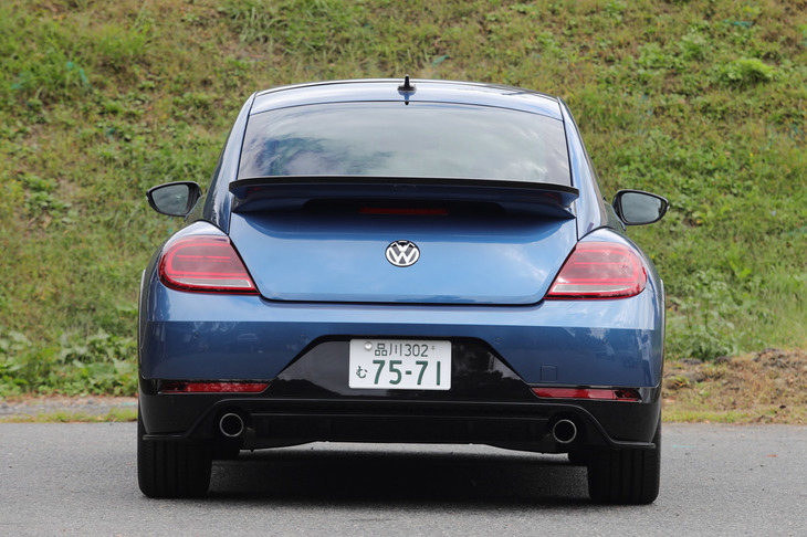 「2.0 Rライン マイスター」には、同車シリーズの中で最も大型となる固定式リアスポイラーやクロームツインエキゾーストパイプが専用装備として採用されている。