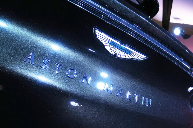 アストンマーティンDBX（エンブレム）