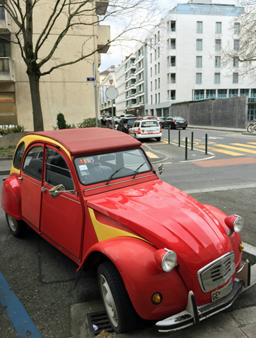 街角で見かけた珍車その3。ポップなカラーリングの「シトロエン2CV」。地元ナンバーだったが、発見したのがユースホステルの前だっただけに、かつて若い旅人によって同様の光景が繰り広げられていたのだろうと想像してしまう。