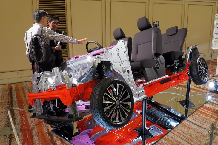 アンダーボディーは従来モデルよりスムーズとなった骨格のレイアウトが特徴。シャシーとサスペンションを別々に開発するのではなく、サスペンションの設計を優先し、それに合わせて骨格のレイアウトを最適化するという開発方法に切り替えたことで、走りに関する基本性能が大幅にアップしたという。