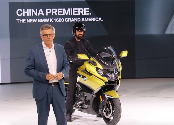 北京ショーに二輪館は無いが、BMWはプレゼンテーションで「K1600グランドアメリカ」を中国プレミア。BMWがここまでハイエンドな摩托车（モートゥーチェー＝モーターサイクル）投入を決めたのは、中国市場が新たなゆとりと豊かさを模索している証左だろう。
