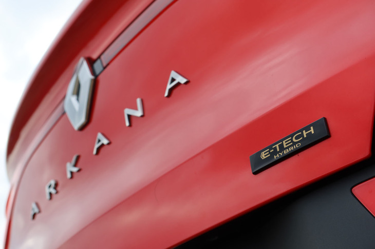 今回試乗したのは、「E-TECH」と呼ばれるフルハイブリッド搭載モデル。「アルカナ」はほかに、マイルドハイブリッドモデルもラインナップされている。