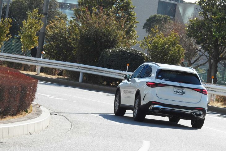 ドライグリップ性能は確かなようで、コーナーで舵を切り増していってもきちんと曲がっていくのだが、そうした操作に対しての手応えの変化というか、インフォメーションがやや希薄な印象があった。