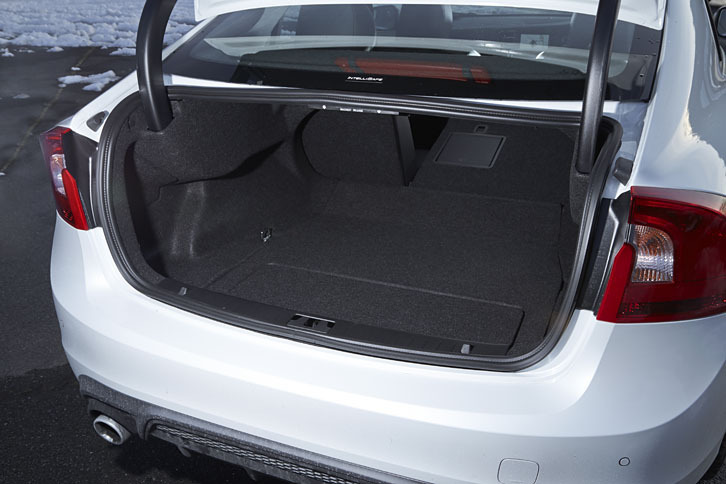 「S60 T6 AWD R-DESIGN」のトランクルーム。リアシートには6：4分割可倒機構が備わっており、状況に応じて荷室を広げることができる。