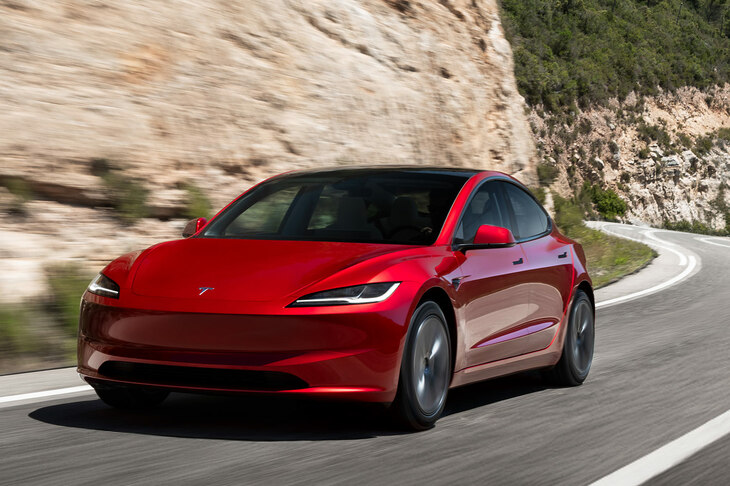 テスラのコンパクトセダン「モデル3」。同社製品をはじめ、新興メーカーのEVはどれもグリルレスのシンプルな顔つきをしている。
